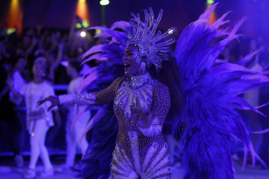 Colorido y música en el primer día de desfiles en el Sambódromo de Río de Janeiro con motivo de los Carnavales