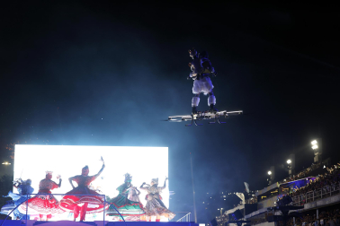 Colorido y música en el primer día de desfiles en el Sambódromo de Río de Janeiro con motivo de los Carnavales