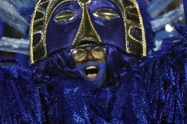 Colorido y música en el primer día de desfiles en el Sambódromo de Río de Janeiro con motivo de los Carnavales