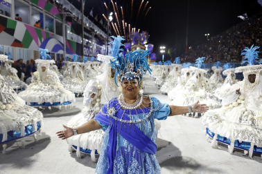 Colorido y música en el primer día de desfiles en el Sambódromo de Río de Janeiro con motivo de los Carnavales