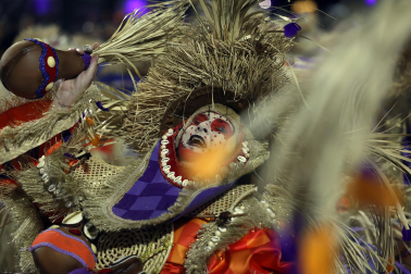 Colorido y música en el primer día de desfiles en el Sambódromo de Río de Janeiro con motivo de los Carnavales