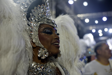 Colorido y música en el primer día de desfiles en el Sambódromo de Río de Janeiro con motivo de los Carnavales