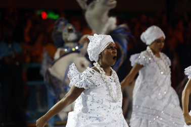Colorido y música en el primer día de desfiles en el Sambódromo de Río de Janeiro con motivo de los Carnavales