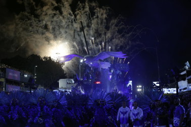 Colorido y música en el primer día de desfiles en el Sambódromo de Río de Janeiro con motivo de los Carnavales