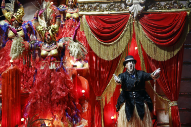 Colorido y música en el primer día de desfiles en el Sambódromo de Río de Janeiro con motivo de los Carnavales