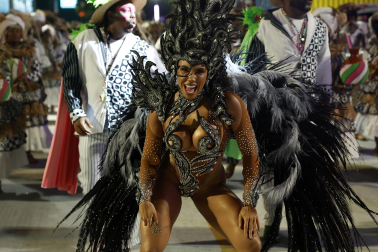 Colorido y música en el primer día de desfiles en el Sambódromo de Río de Janeiro con motivo de los Carnavales