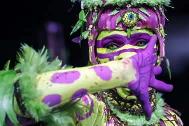 Colorido y música en el primer día de desfiles en el Sambódromo de Río de Janeiro con motivo de los Carnavales