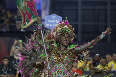 Colorido y música en el primer día de desfiles en el Sambódromo de Río de Janeiro con motivo de los Carnavales