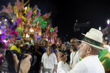 Colorido y música en el primer día de desfiles en el Sambódromo de Río de Janeiro con motivo de los Carnavales