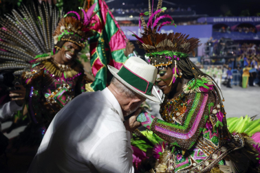 Colorido y música en el primer día de desfiles en el Sambódromo de Río de Janeiro con motivo de los Carnavales