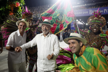 Colorido y música en el primer día de desfiles en el Sambódromo de Río de Janeiro con motivo de los Carnavales