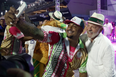 Colorido y música en el primer día de desfiles en el Sambódromo de Río de Janeiro con motivo de los Carnavales
