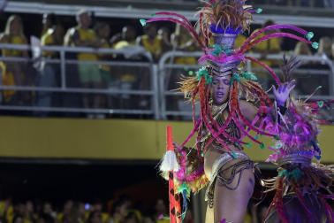 Colorido y música en el primer día de desfiles en el Sambódromo de Río de Janeiro con motivo de los Carnavales