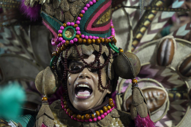 Colorido y música en el primer día de desfiles en el Sambódromo de Río de Janeiro con motivo de los Carnavales