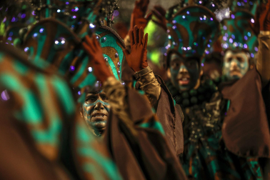 Colorido y música en el primer día de desfiles en el Sambódromo de Río de Janeiro con motivo de los Carnavales