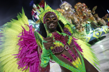 Colorido y música en el primer día de desfiles en el Sambódromo de Río de Janeiro con motivo de los Carnavales
