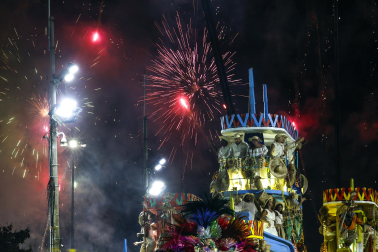 Colorido y música en el primer día de desfiles en el Sambódromo de Río de Janeiro con motivo de los Carnavales