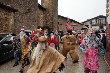 Ziripot, Miel Otxin y Zaldiko salieron a las calles de Lantz este lunes, 16 de febrero, cumpliendo con la tradición