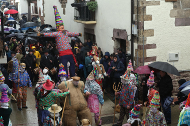 Ziripot, Miel Otxin y Zaldiko salieron a las calles de Lantz este lunes, 16 de febrero, cumpliendo con la tradición