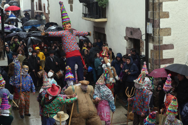 Ziripot, Miel Otxin y Zaldiko salieron a las calles de Lantz este lunes, 16 de febrero, cumpliendo con la tradición