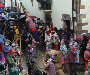 Ziripot, Miel Otxin y Zaldiko salieron a las calles de Lantz este lunes, 16 de febrero, cumpliendo con la tradición