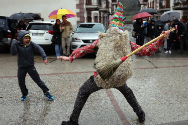 Ziripot, Miel Otxin y Zaldiko salieron a las calles de Lantz este lunes, 16 de febrero, cumpliendo con la tradición