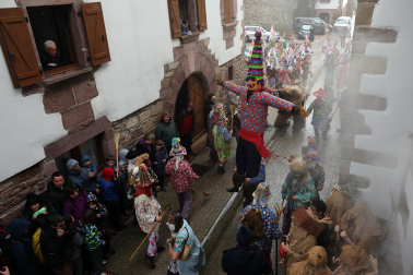 Ziripot, Miel Otxin y Zaldiko salieron a las calles de Lantz este lunes, 16 de febrero, cumpliendo con la tradición
