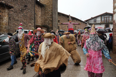 Ziripot, Miel Otxin y Zaldiko salieron a las calles de Lantz este lunes, 16 de febrero, cumpliendo con la tradición
