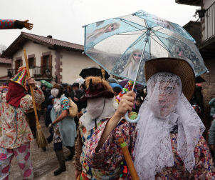 Ziripot, Miel Otxin y Zaldiko salieron a las calles de Lantz este lunes, 16 de febrero, cumpliendo con la tradición