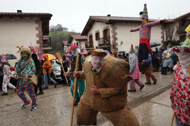 Ziripot, Miel Otxin y Zaldiko salieron a las calles de Lantz este lunes, 16 de febrero, cumpliendo con la tradición