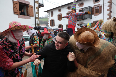 Ziripot, Miel Otxin y Zaldiko salieron a las calles de Lantz este lunes, 16 de febrero, cumpliendo con la tradición