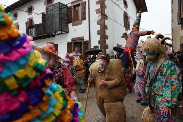 Ziripot, Miel Otxin y Zaldiko salieron a las calles de Lantz este lunes, 16 de febrero, cumpliendo con la tradición