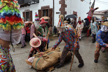 Ziripot, Miel Otxin y Zaldiko salieron a las calles de Lantz este lunes, 16 de febrero, cumpliendo con la tradición
