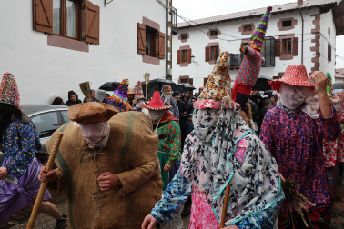 Ziripot, Miel Otxin y Zaldiko salieron a las calles de Lantz este lunes, 16 de febrero, cumpliendo con la tradición