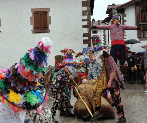 Ziripot, Miel Otxin y Zaldiko salieron a las calles de Lantz este lunes, 16 de febrero, cumpliendo con la tradición