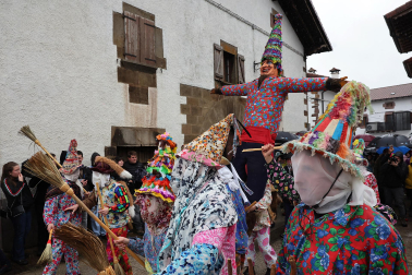 Ziripot, Miel Otxin y Zaldiko salieron a las calles de Lantz este lunes, 16 de febrero, cumpliendo con la tradición