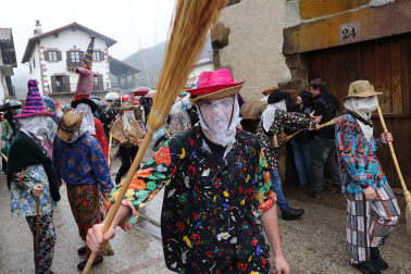 Ziripot, Miel Otxin y Zaldiko salieron a las calles de Lantz este lunes, 16 de febrero, cumpliendo con la tradición