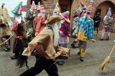 Ziripot, Miel Otxin y Zaldiko salieron a las calles de Lantz este lunes, 16 de febrero, cumpliendo con la tradición