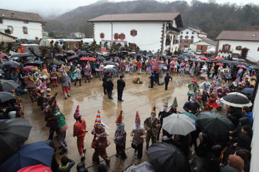 Ziripot, Miel Otxin y Zaldiko salieron a las calles de Lantz este lunes, 16 de febrero, cumpliendo con la tradición