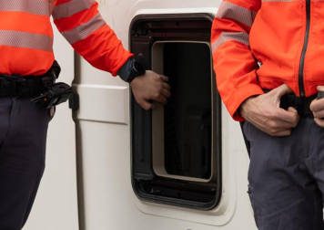 Escotilla por la que accedieron a la cabina para rescatar al camionero