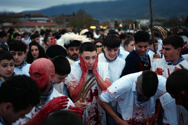 La localidad volvió a sucumbir este martes, 17 de febrero, al asedio de la intimidación personificada en la simbiosis bovina y humana. Los ocultos bajo su apariencia se embadurnaron con 60 litros de sangre en un año de hermanamiento con la localidad vizcaína de Galdakao, que ayudó a rescatar el Carnaval en 1982