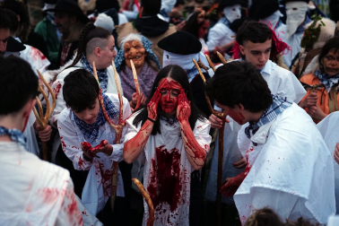 La localidad volvió a sucumbir este martes, 17 de febrero, al asedio de la intimidación personificada en la simbiosis bovina y humana. Los ocultos bajo su apariencia se embadurnaron con 60 litros de sangre en un año de hermanamiento con la localidad vizcaína de Galdakao, que ayudó a rescatar el Carnaval en 1982