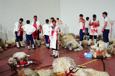 La localidad volvió a sucumbir este martes, 17 de febrero, al asedio de la intimidación personificada en la simbiosis bovina y humana. Los ocultos bajo su apariencia se embadurnaron con 60 litros de sangre en un año de hermanamiento con la localidad vizcaína de Galdakao, que ayudó a rescatar el Carnaval en 1982