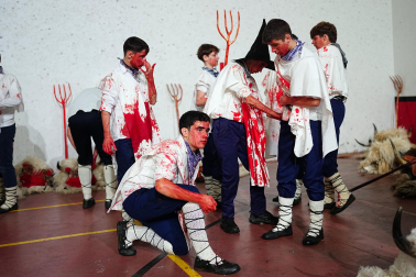 La localidad volvió a sucumbir este martes, 17 de febrero, al asedio de la intimidación personificada en la simbiosis bovina y humana. Los ocultos bajo su apariencia se embadurnaron con 60 litros de sangre en un año de hermanamiento con la localidad vizcaína de Galdakao, que ayudó a rescatar el Carnaval en 1982