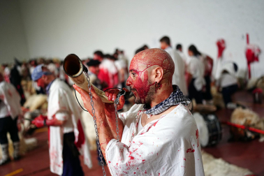 La localidad volvió a sucumbir este martes, 17 de febrero, al asedio de la intimidación personificada en la simbiosis bovina y humana. Los ocultos bajo su apariencia se embadurnaron con 60 litros de sangre en un año de hermanamiento con la localidad vizcaína de Galdakao, que ayudó a rescatar el Carnaval en 1982