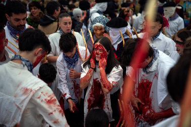 La localidad volvió a sucumbir este martes, 17 de febrero, al asedio de la intimidación personificada en la simbiosis bovina y humana. Los ocultos bajo su apariencia se embadurnaron con 60 litros de sangre en un año de hermanamiento con la localidad vizcaína de Galdakao, que ayudó a rescatar el Carnaval en 1982