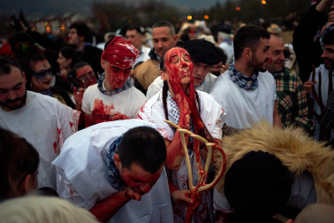 La localidad volvió a sucumbir este martes, 17 de febrero, al asedio de la intimidación personificada en la simbiosis bovina y humana. Los ocultos bajo su apariencia se embadurnaron con 60 litros de sangre en un año de hermanamiento con la localidad vizcaína de Galdakao, que ayudó a rescatar el Carnaval en 1982