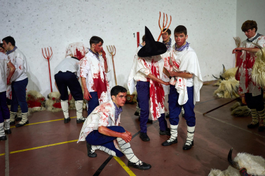 La localidad volvió a sucumbir este martes, 17 de febrero, al asedio de la intimidación personificada en la simbiosis bovina y humana. Los ocultos bajo su apariencia se embadurnaron con 60 litros de sangre en un año de hermanamiento con la localidad vizcaína de Galdakao, que ayudó a rescatar el Carnaval en 1982
