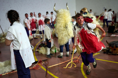 La localidad volvió a sucumbir este martes, 17 de febrero, al asedio de la intimidación personificada en la simbiosis bovina y humana. Los ocultos bajo su apariencia se embadurnaron con 60 litros de sangre en un año de hermanamiento con la localidad vizcaína de Galdakao, que ayudó a rescatar el Carnaval en 1982