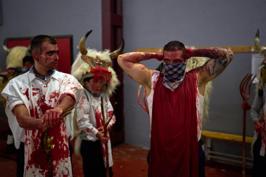 La localidad volvió a sucumbir este martes, 17 de febrero, al asedio de la intimidación personificada en la simbiosis bovina y humana. Los ocultos bajo su apariencia se embadurnaron con 60 litros de sangre en un año de hermanamiento con la localidad vizcaína de Galdakao, que ayudó a rescatar el Carnaval en 1982